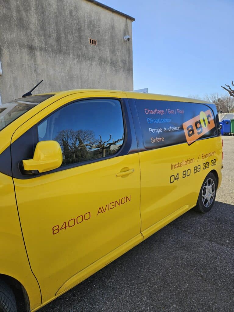 Service d’entretien professionnel pour vos équipements Véhicule de service Agir, dédié à l'entretien des systèmes de chauffage, climatisation, pompes à chaleur et installations solaires.