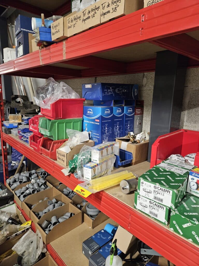 Accessoires de chauffage en stock Vue de pièces de chauffage en stock, comprenant des soupapes et accessoires de marque Caleffi.