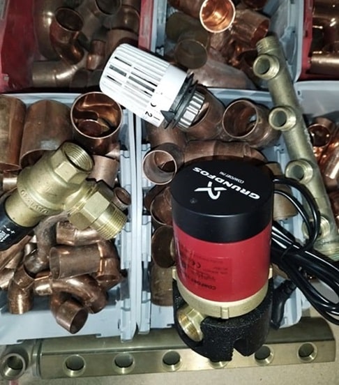 Circulateur Grundfos et raccords en cuivre pour systèmes de chauffage Circulateur Grundfos avec divers raccords en cuivre et accessoires de chauffage.