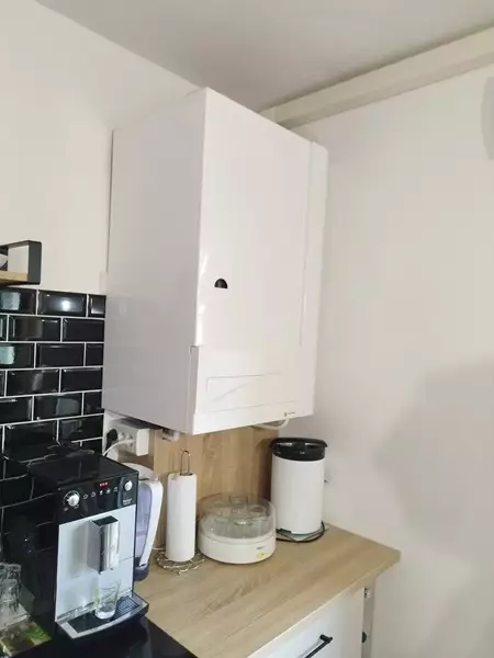 Chaudière murale gaz installée dans une cuisine, offrant un chauffage efficace et économique.