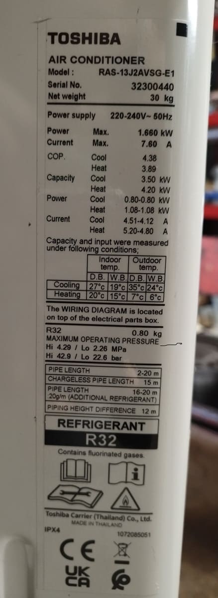 Étiquette technique de l'unité extérieure Toshiba RAS-13J2AVSG-E1 indiquant la puissance, les capacités et l'utilisation du réfrigérant R32.