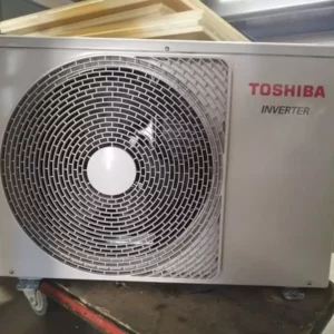 Unité extérieure de climatisation Toshiba Inverter modèle RAS-13J2AVSG-E1 avec spécifications techniques visibles sur l'étiquette.